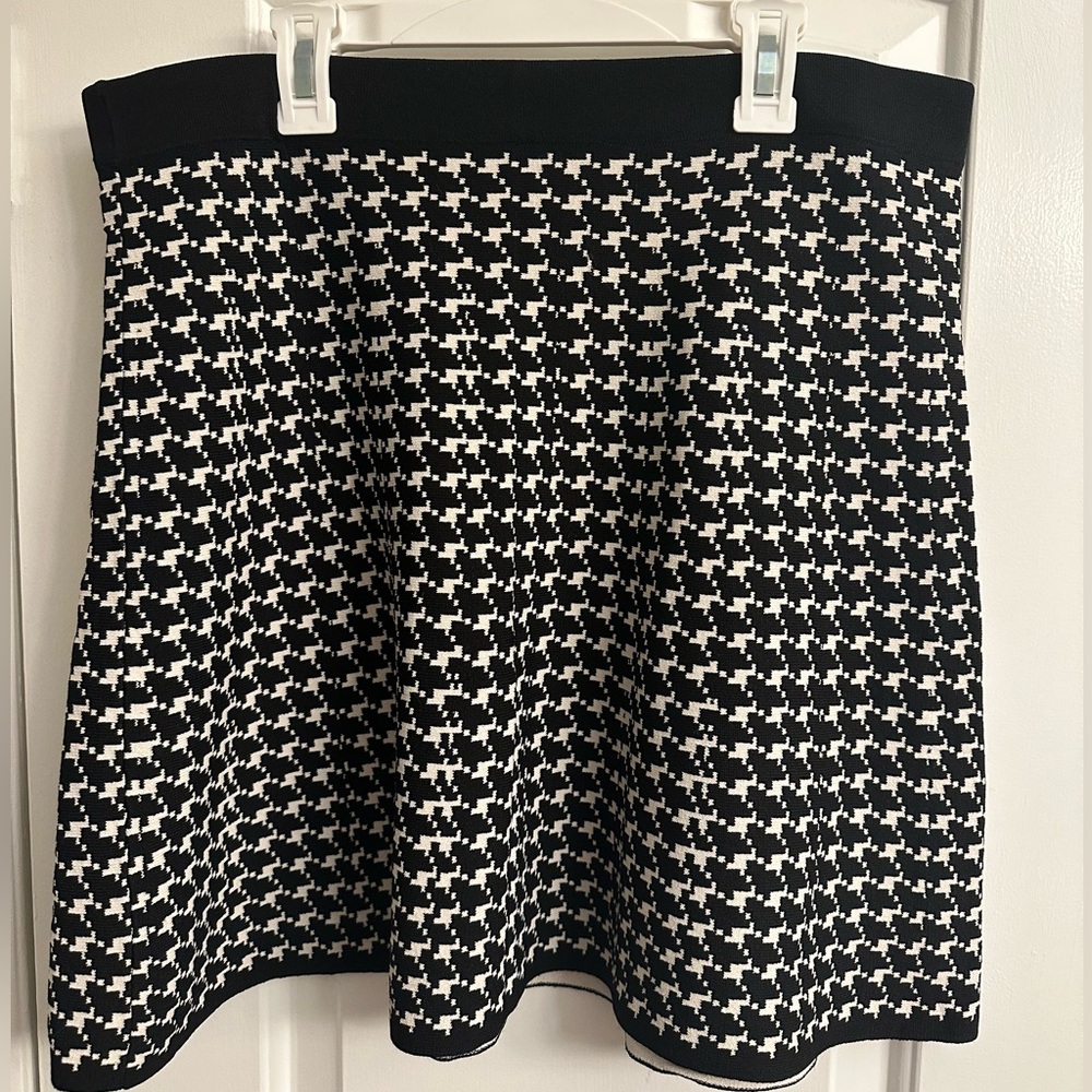 Max Studio Size M Black and Cream Houndtooth Skirt